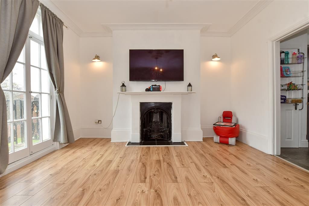Property photo 3 of 11 Lounge