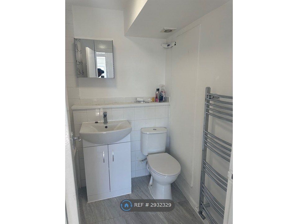 Property photo 2 of 28 Newly Refub Toilet