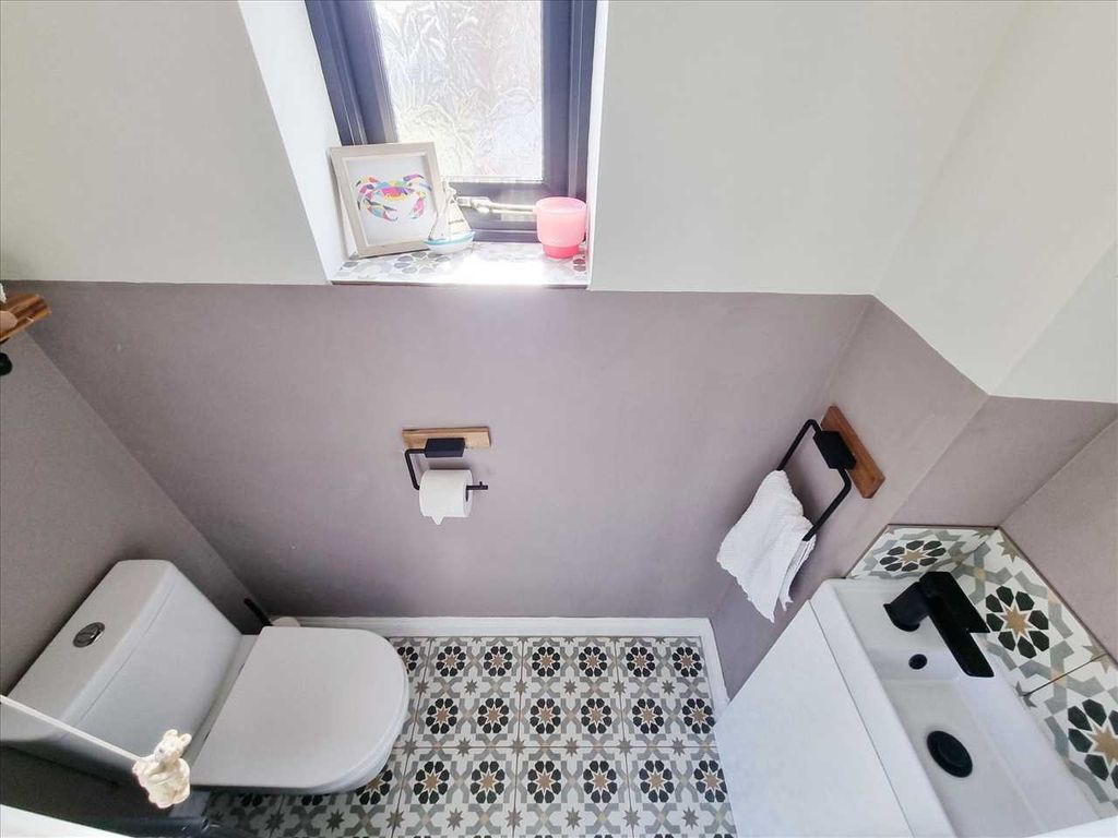 Property photo 2 of 13 Cloakroom: