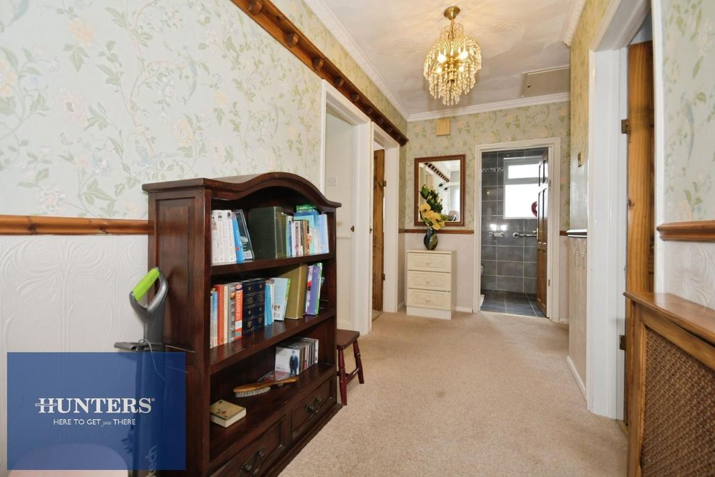Property photo 3 of 20 Ent Hall 02.Jpg