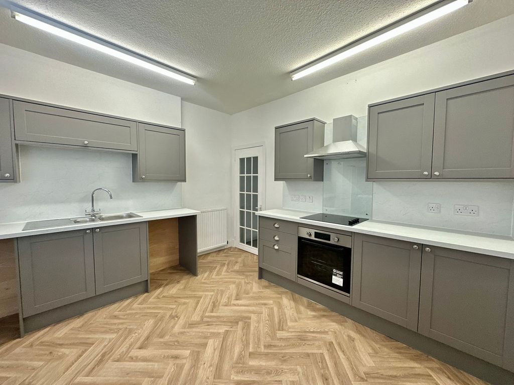 Property photo 2 of 7 Kitchen