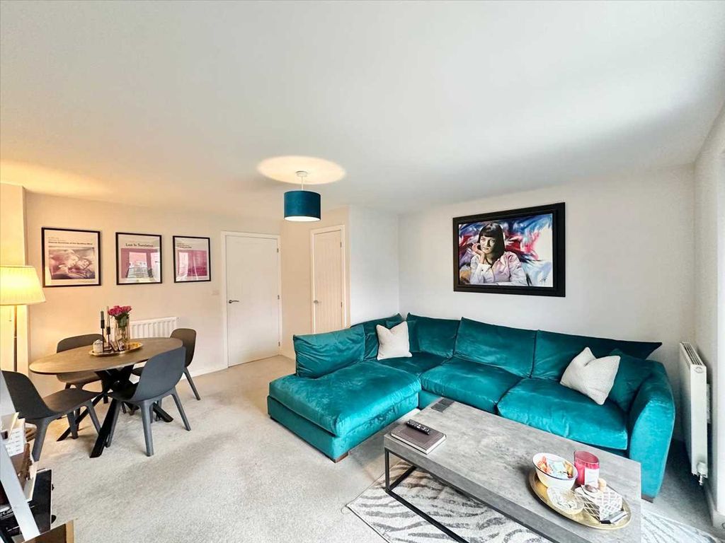 Property photo 3 of 21 Lounge