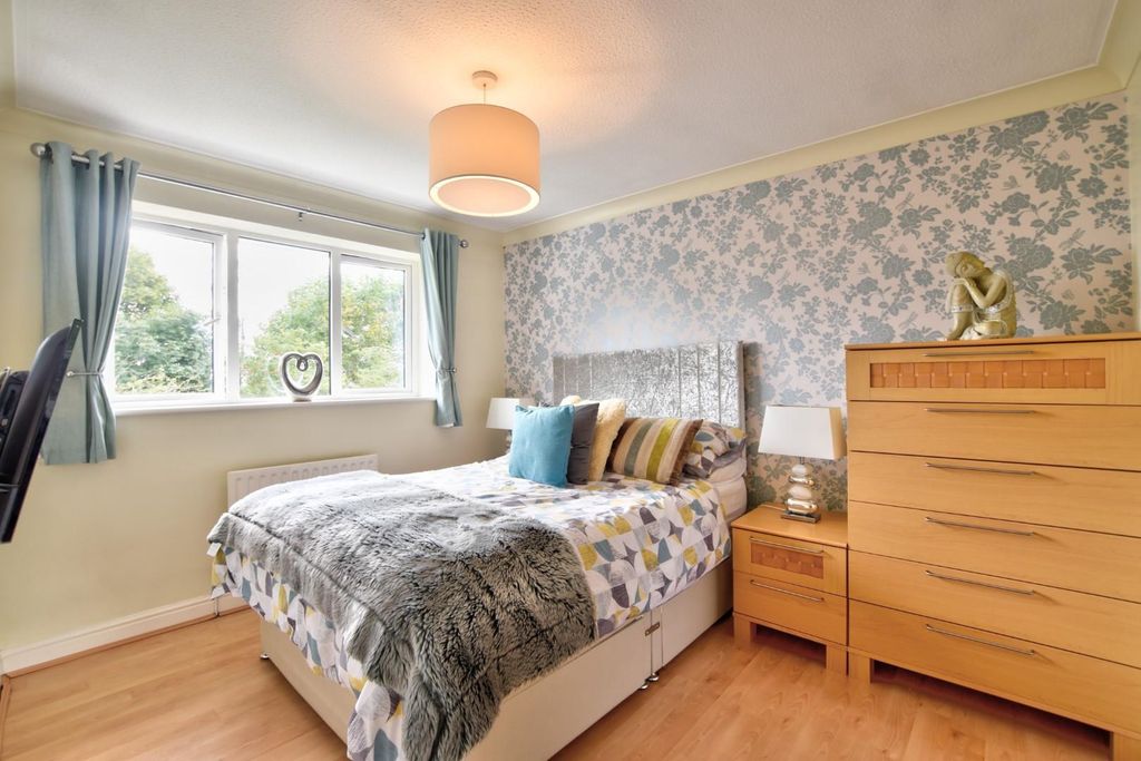 Property photo 3 of 22 Bed1.Jpg
