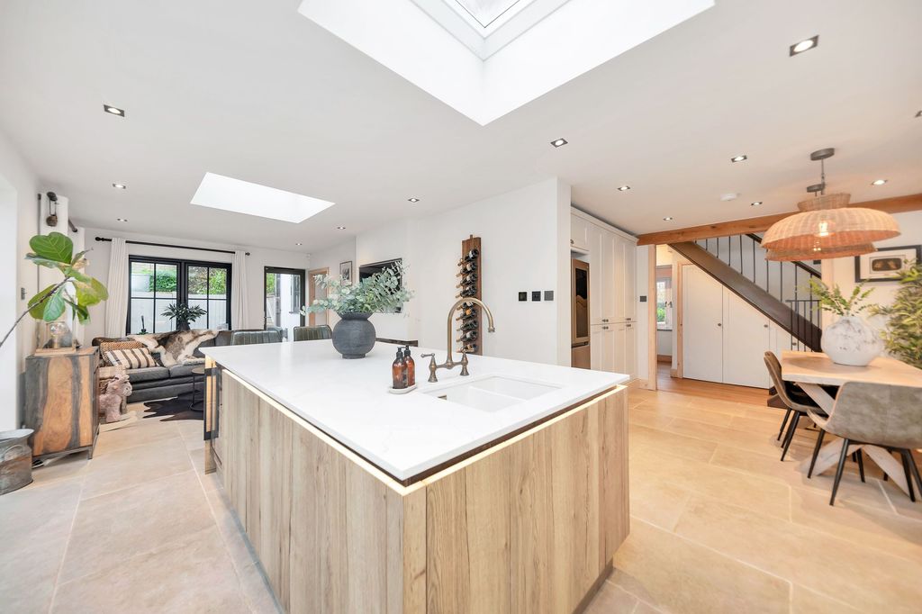 Property photo 2 of 33