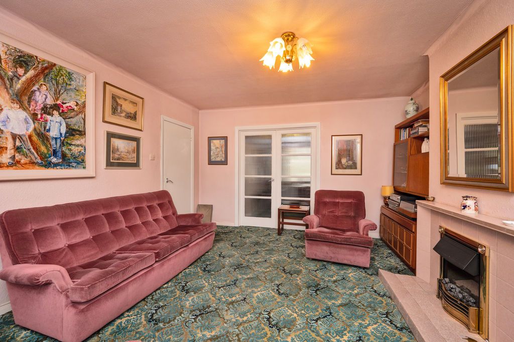 Property photo 3 of 25 Lounge