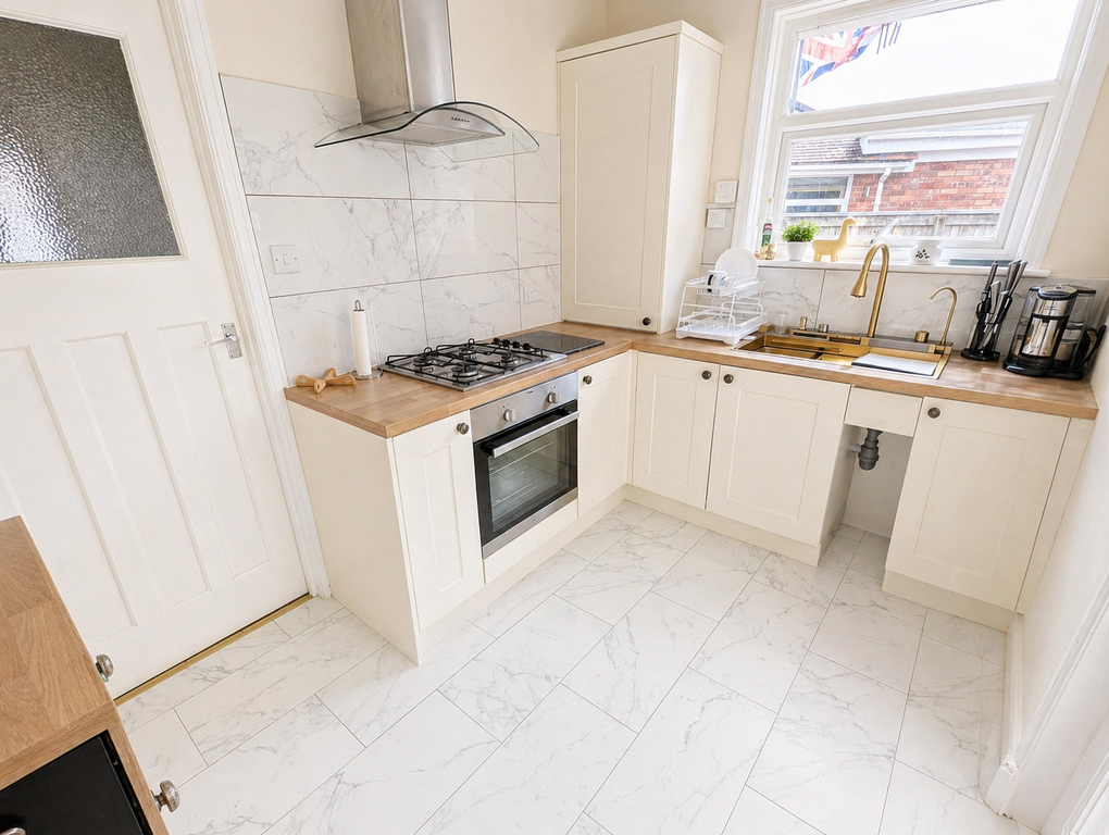 Property photo 3 of 10 Kitchen