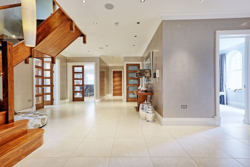 Property photo 2 of 40