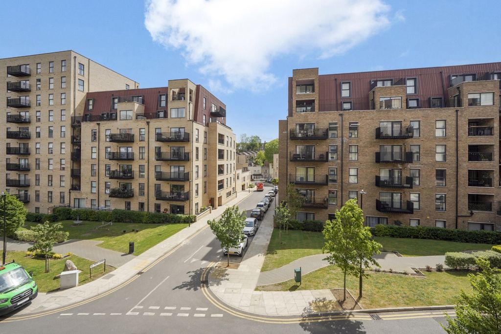 Property photo 2 of 15 Flat 202, Knowles...