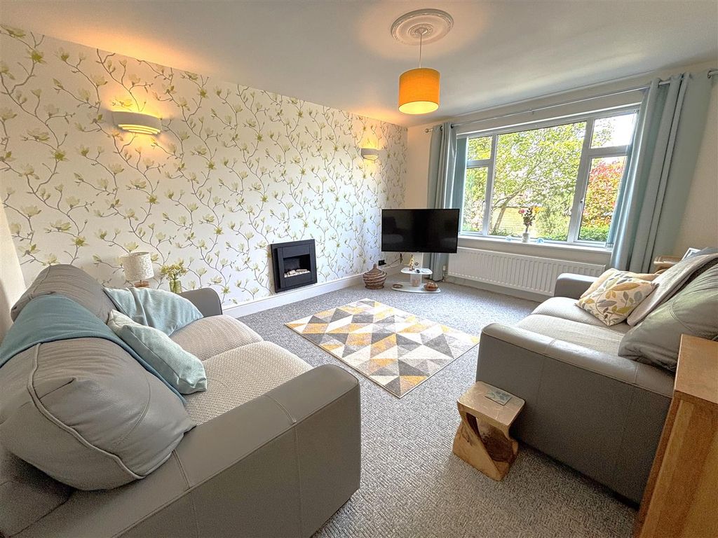 Property photo 2 of 32 Sitting Room