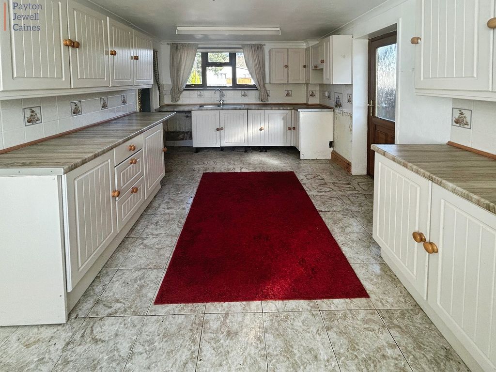 Property photo 2 of 17 Kitchen