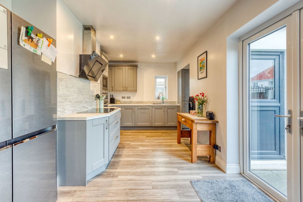 Property photo 3 of 34