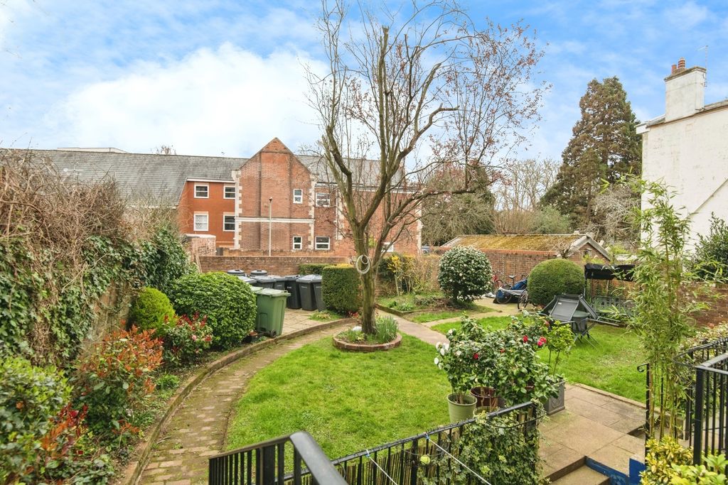 Property photo 3 of 10 Communal Garden