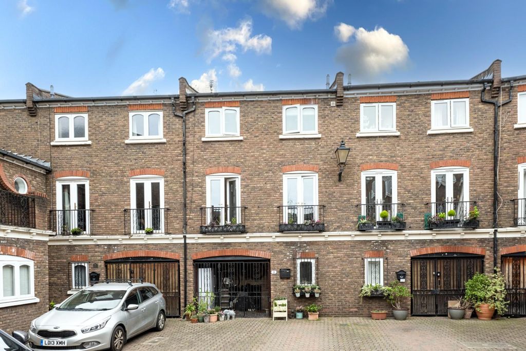 Property photo 2 of 10 Maple Mews 11-027 Lr.Jpg