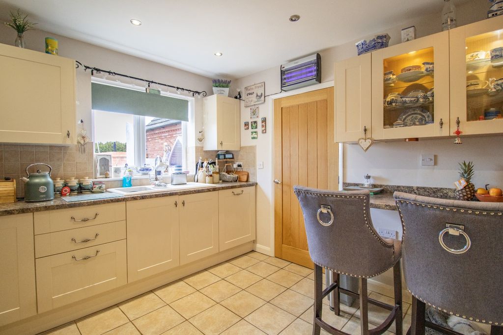 Property photo 3 of 31 3853085