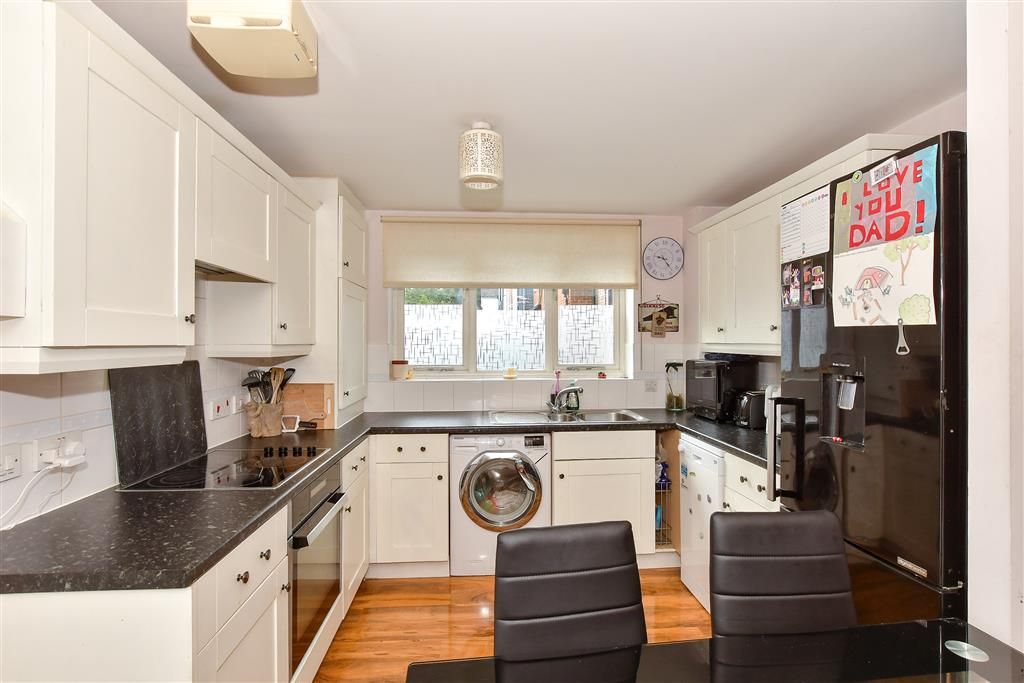 Property photo 2 of 11 Kitchen