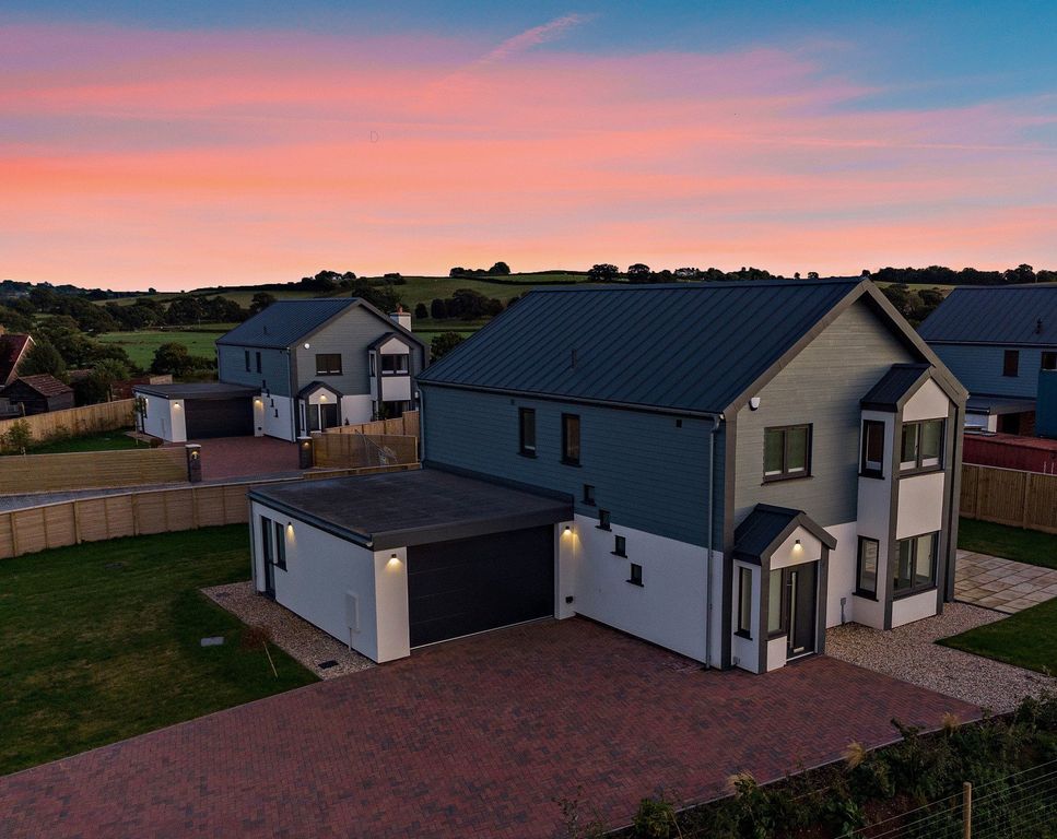 Property photo 1 of 11 Dusk Development