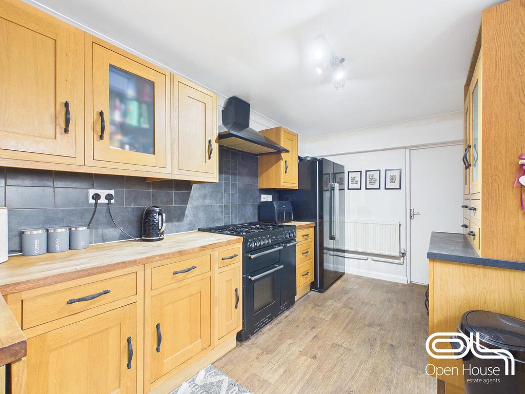 Property photo 3 of 19 Kitchen