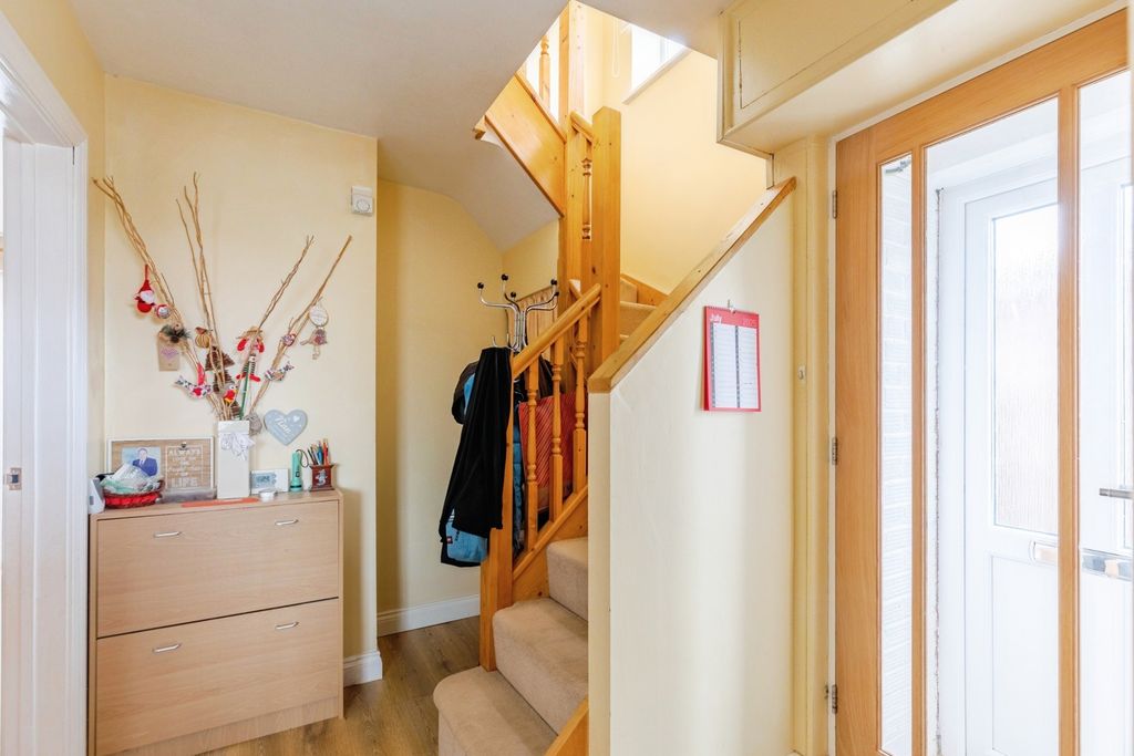 Property photo 2 of 17 Entrance Hall