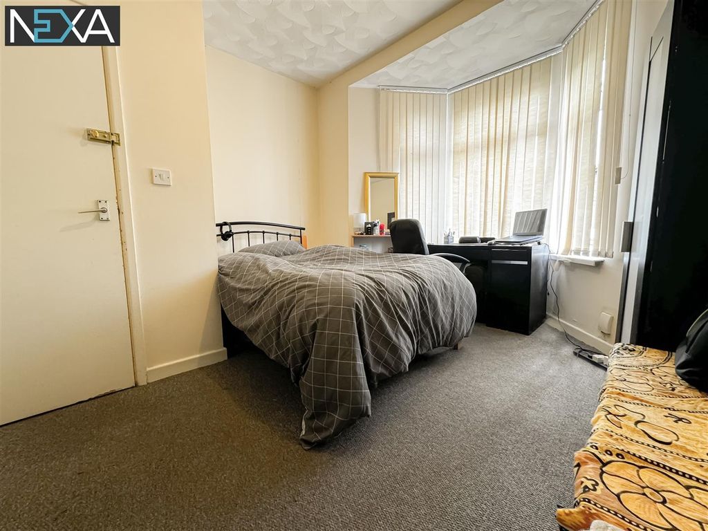 Property photo 2 of 8 Bright Master Bedroom With Large Bay Window Desk...