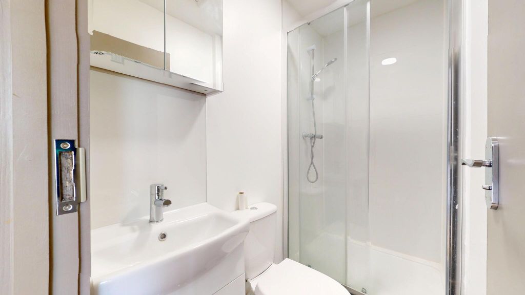 Property photo 3 of 10 Bathroom