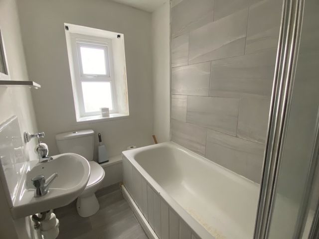 Property photo 2 of 10 Bathroom