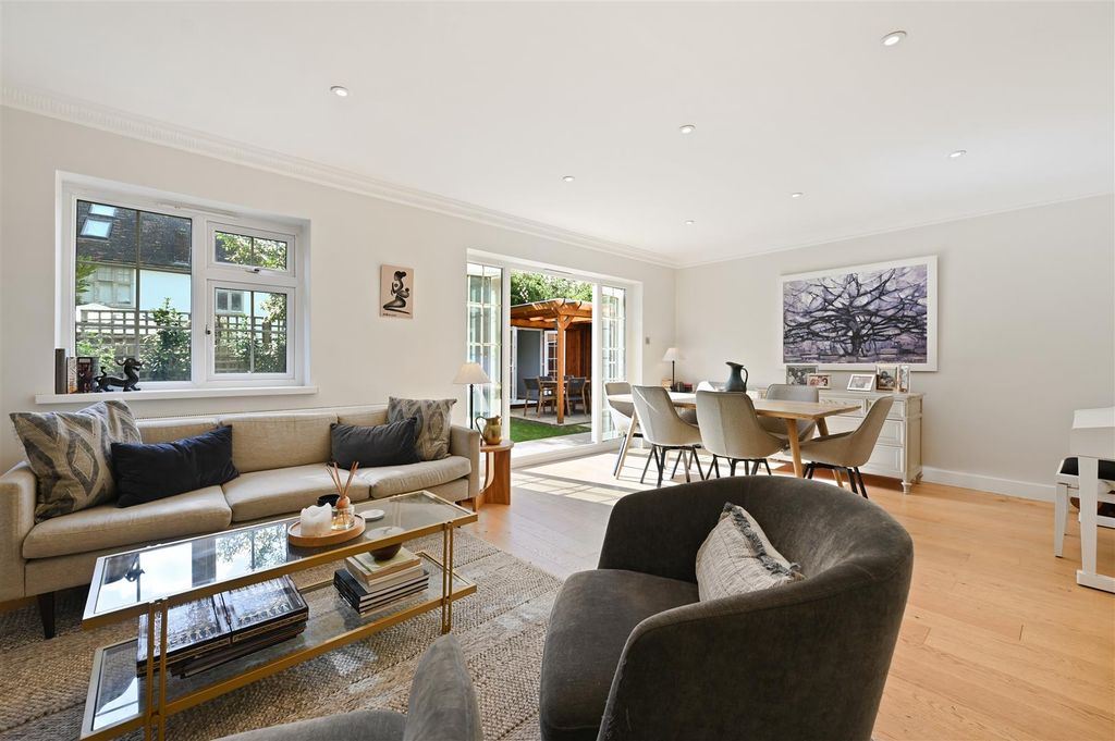 Property photo 2 of 12 Cosmur Close