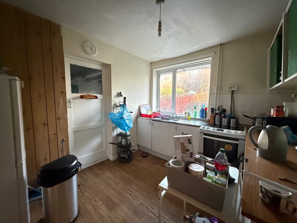 Property photo 3 of 11 Kitchen