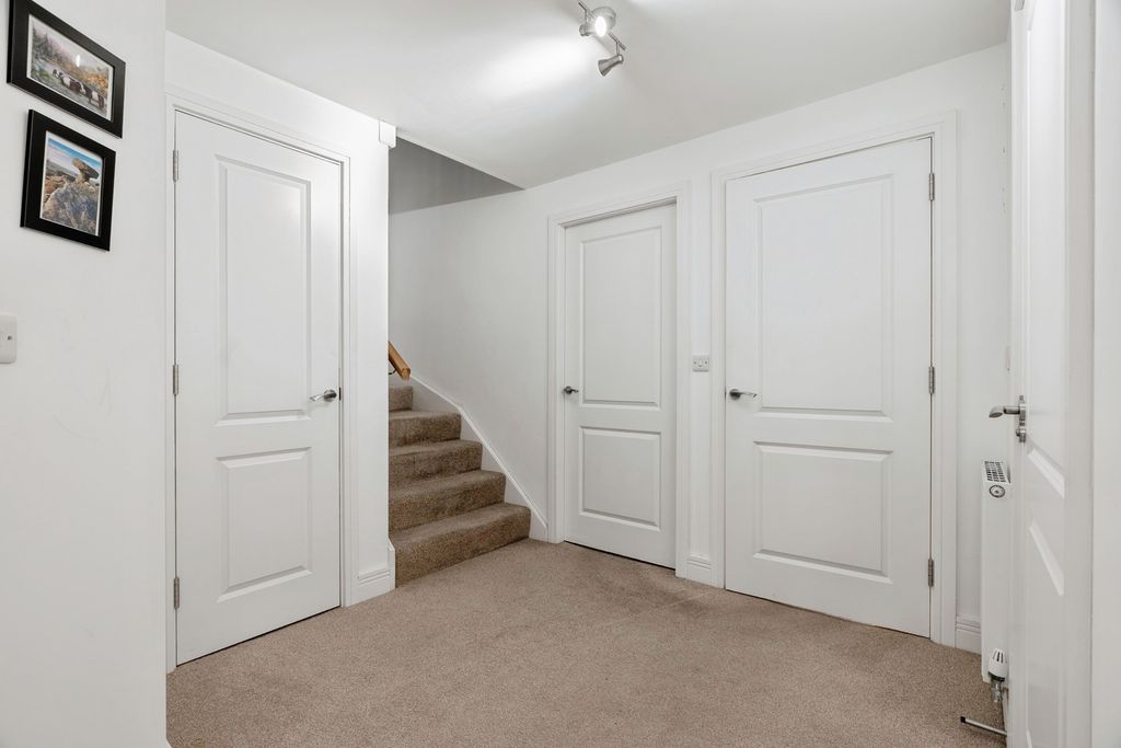 Property photo 3 of 23 Entrance Hallway