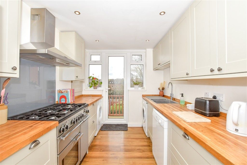 Property photo 3 of 11 Kitchen