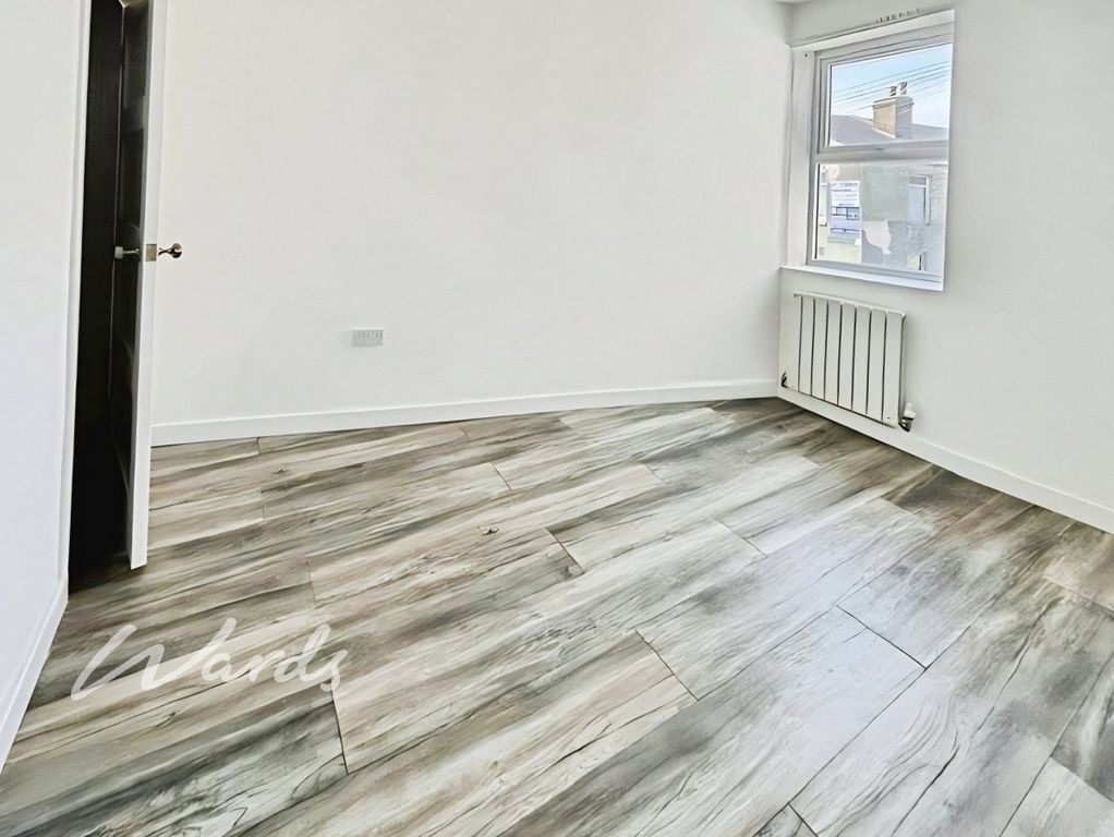 Property photo 3 of 11 Room