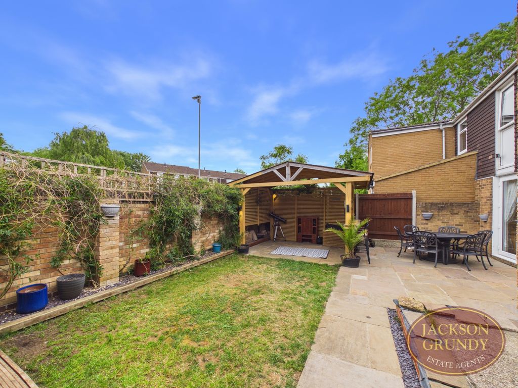 Property photo 2 of 17 Mounts Court