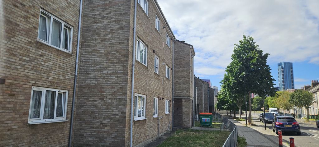 Property photo 1 of 6 3 Bed Flat In Canning Town