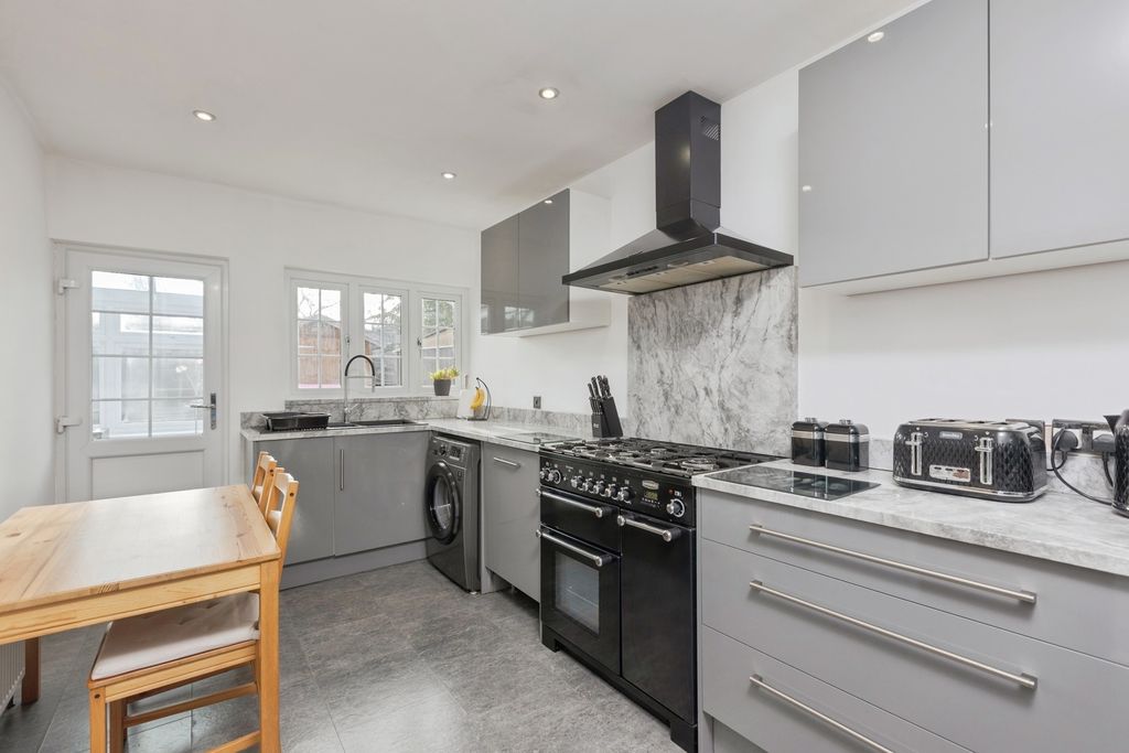 Property photo 3 of 18 Kitchen