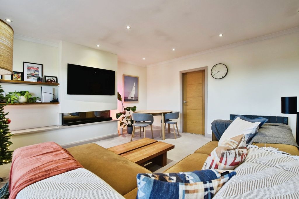 Property photo 3 of 13 Lounge 2