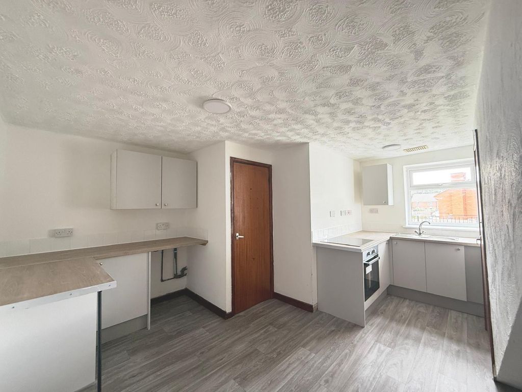 Property photo 3 of 6 Kitchen