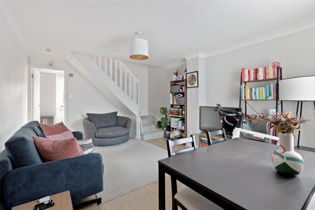 Property photo 2 of 12 Connaught Gardens