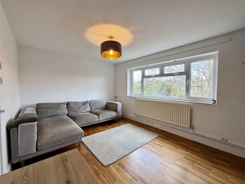 Property photo 2 of 14 Ashcombe Court