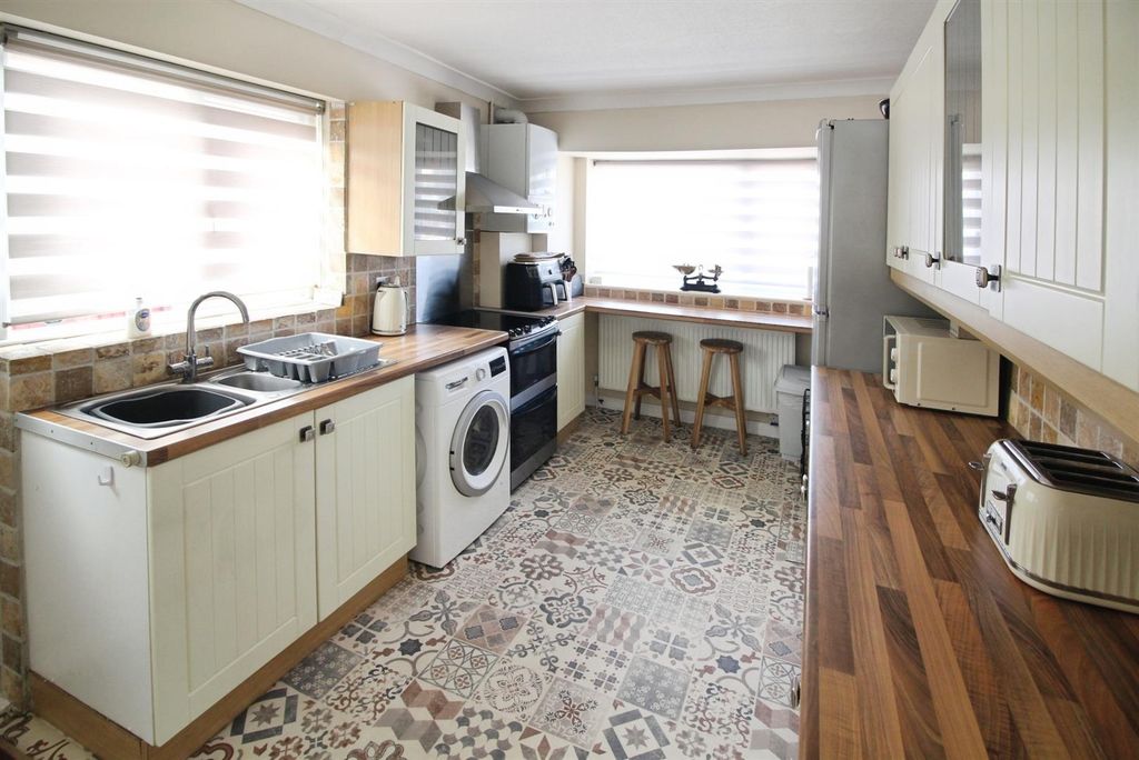 Property photo 3 of 10 Kitchen