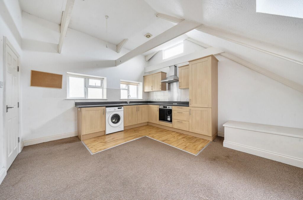 2 bed flat for saleFore Street, Cullompton, Devon EX15 photo 5