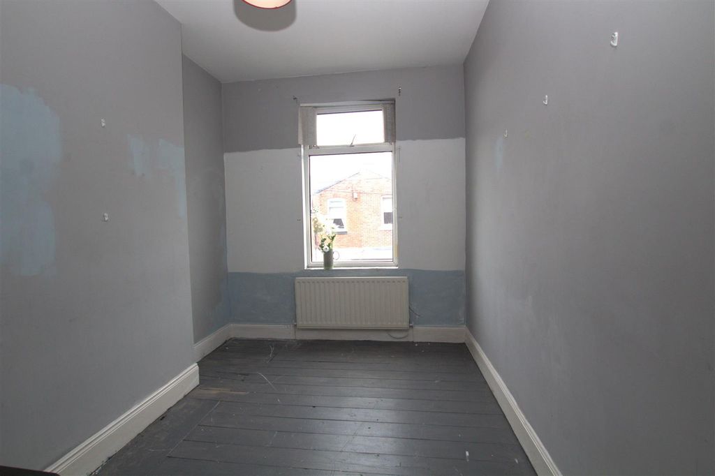 Property photo 3 of 10 Rear Bed.Jpg