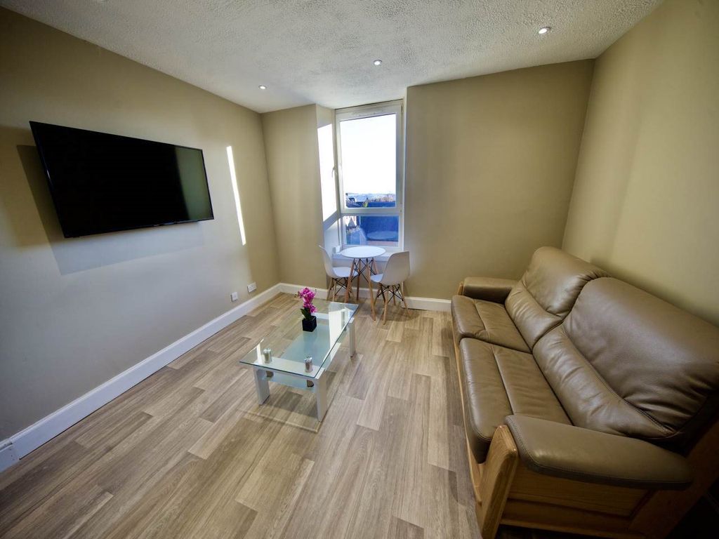 Property photo 2 of 7 7 2-1 Lounge