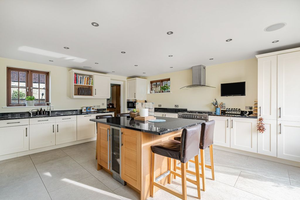 Property photo 2 of 32 Kitchen/Breakfast