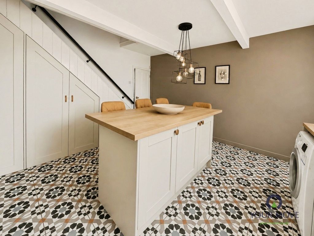 Property photo 3 of 12 Pbox-Img.Png