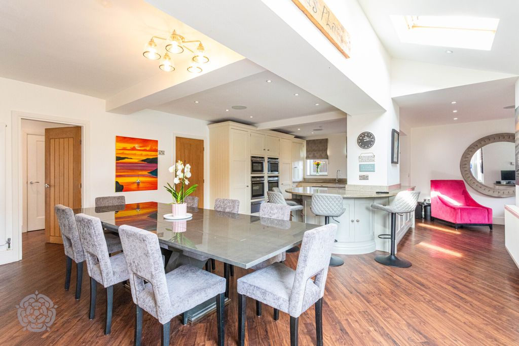 Property photo 2 of 41 Picture No. 18