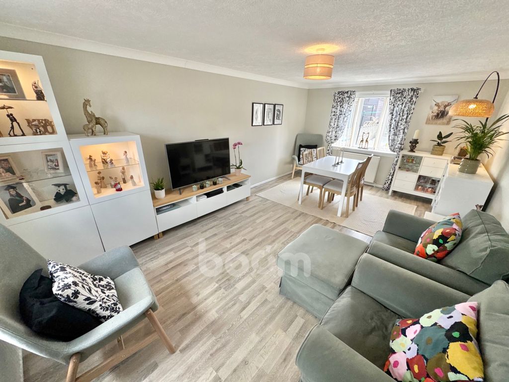 Property photo 2 of 22 Blackthorn Avenue, Beith Lounge