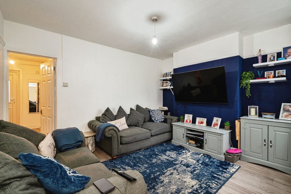 Property photo 3 of 18