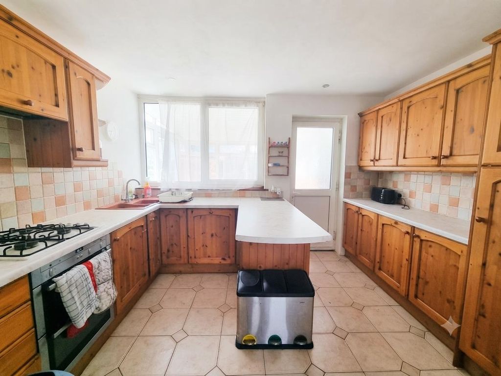 Property photo 3 of 12 Kitchen