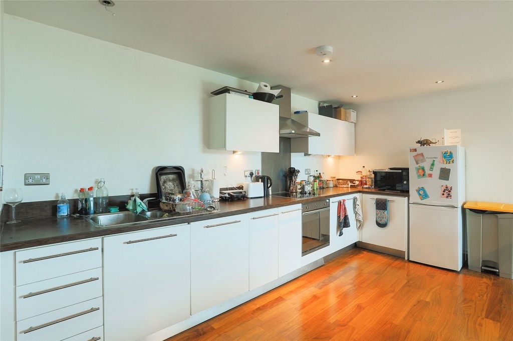 Property photo 3 of 11 Kitchen