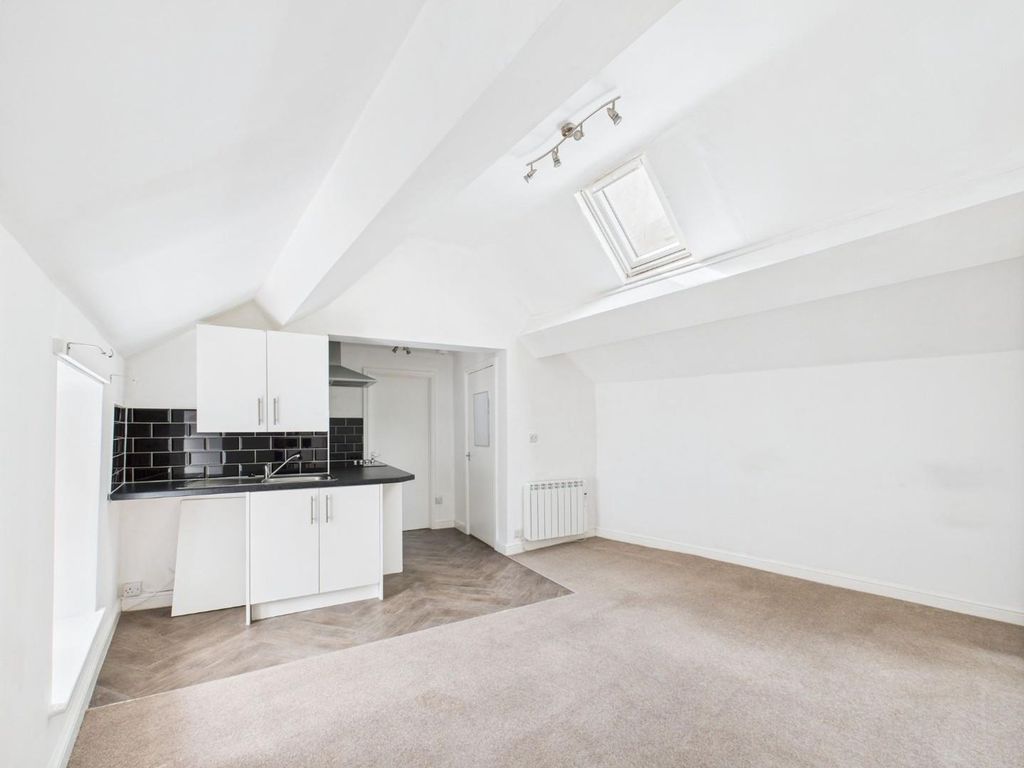 Property photo 2 of 9 Kitchen