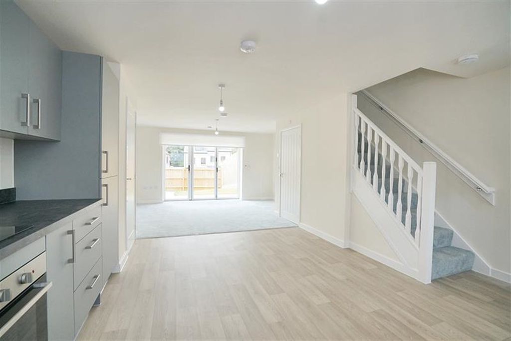 Property photo 3 of 11 Kitchen